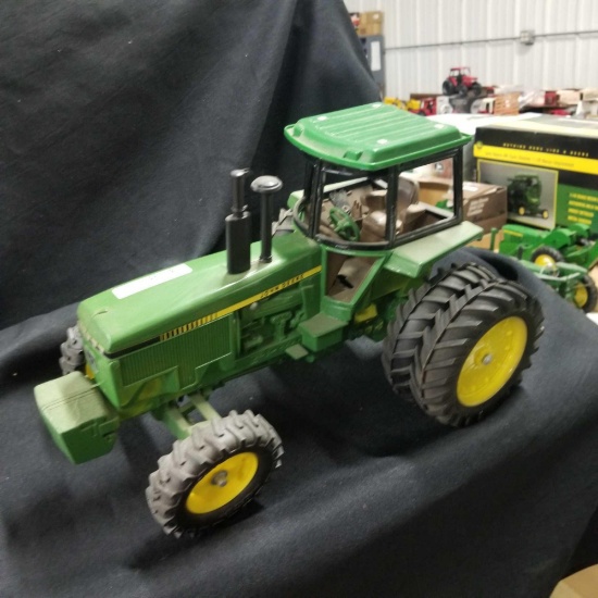 1/16 scale Ertl JD MFD Tractor w/Duals