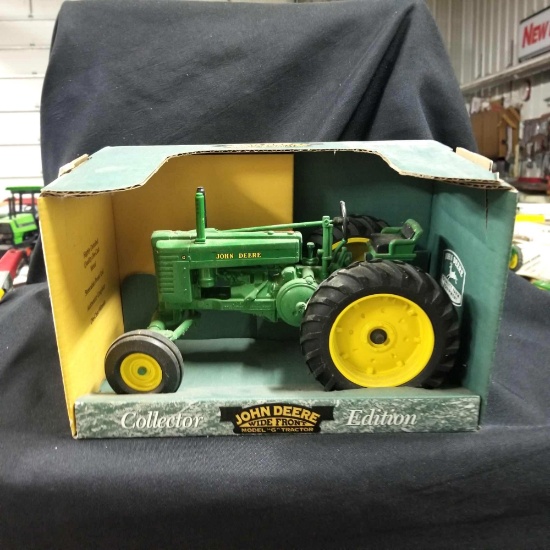 1/16 scale Ertl 1997 Collector Edition JD Model G Tractor, NIB