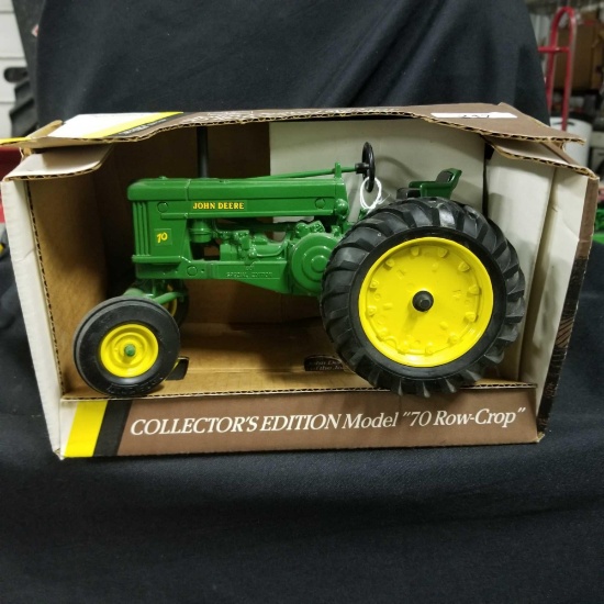 1/16 scale Ertl JD 1953 70 Row Crop Tractor w/Box