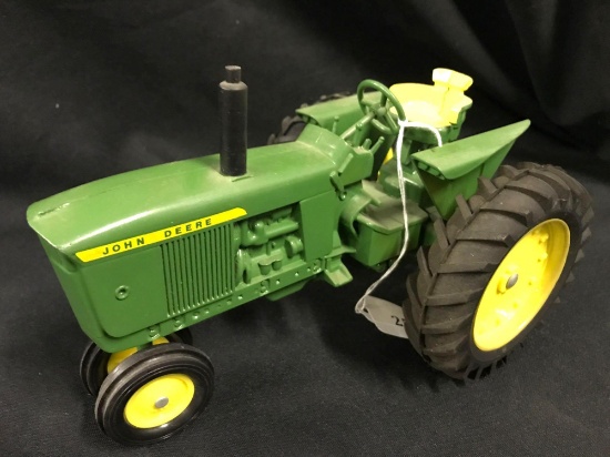 1/16 scale Ertl JD Tractor w/NF and Fenders