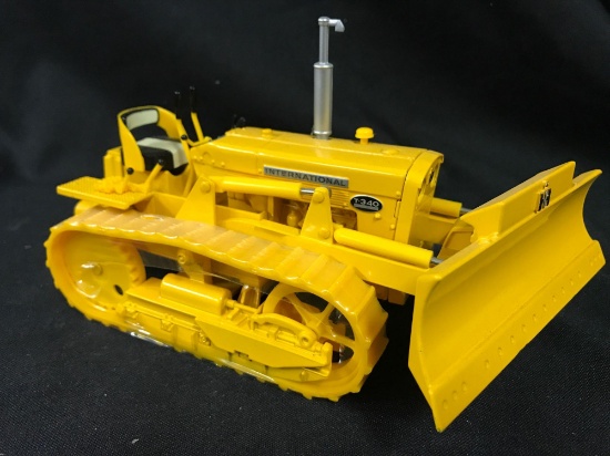 1/16 scale Ertl International T-40 Crawler w/Blade