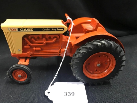 1/16 scale Ertl Case 930 Comfort King Tractor