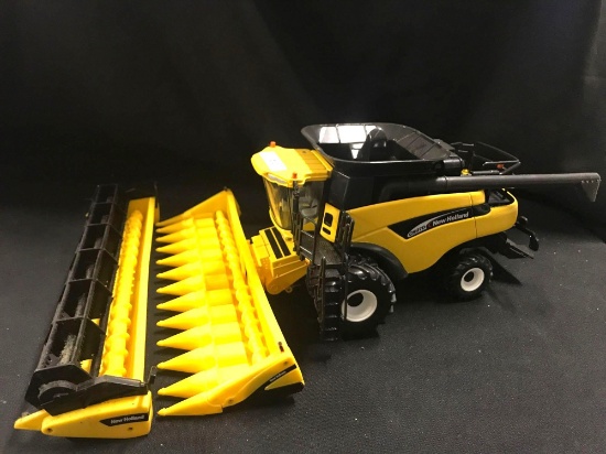 1/16 scale Ertl New Holland CR970 Combine w/Heads