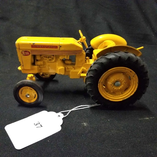 1/16 scale Ertl IH 340 Utility Tractor w/Fast Hitch
