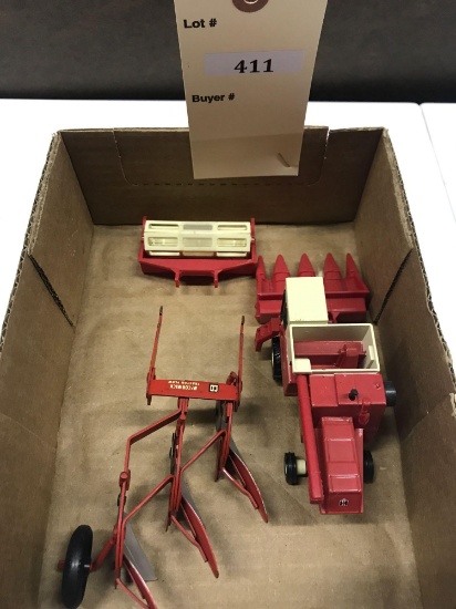 1/64 Scale Ertl IH 815 Combine with Heads and Tru-Scale 2pt. 3-Bottom McCormick Tractor Plow