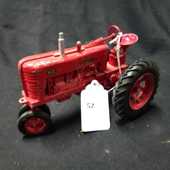 1/16 scale Ertl McCormick Farmall 400 Tractor w/Fast Hitch