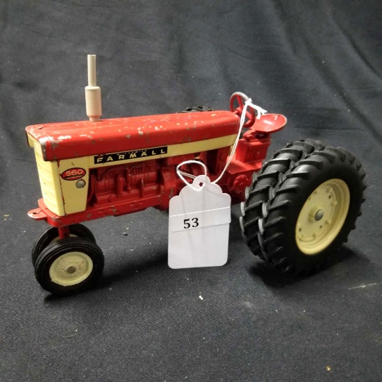 1/16 scale Ertl McCormick Farmall 560 Tractor w/Duals