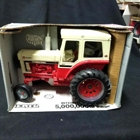 1/16 scale Ertl Special Edition IH 1066 5,000,000th Tractor w/Box