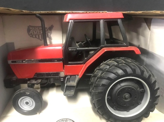 1/16 scale Ertl Special Edition C- IH Maxxum 5120 Row Crop Tractor w/Box
