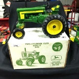 1/16 scale Ertl 1990 2-Cylinder Club Expo 720 Tractor w/Box