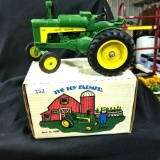 1/16 scale Ertl 1988 Toy Farmer JD 630 Tractor w/Box