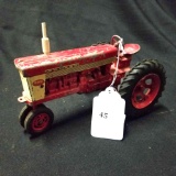1/16 scale Ertl McCormick Farmall 560 w/Fast Hitch