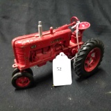 1/16 scale Ertl McCormick Farmall 400 Tractor w/Fast Hitch