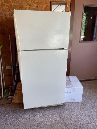 Amana refrigerator/freezer, (good).