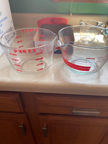 Pyrex glass measuring cups.... Shipping