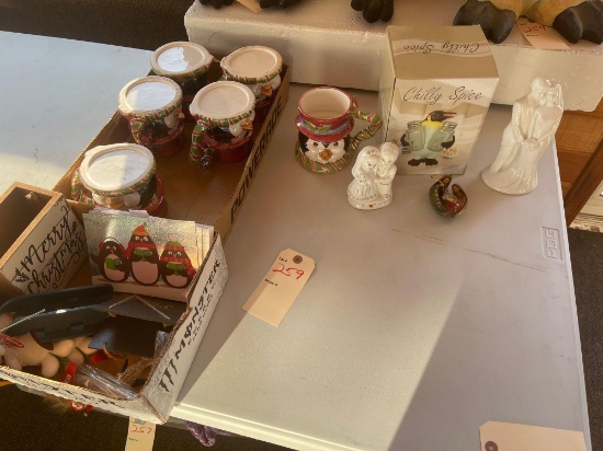 6 Christmas mugs, figurines, etc.