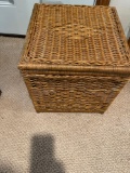 Square wicker chest with lid