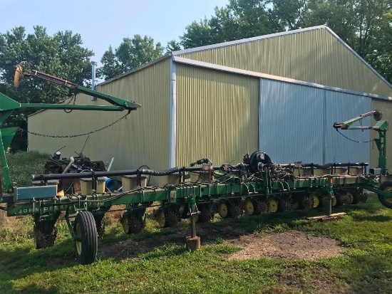 John Deere 7100 3 pt. Hyd. fold 12RN Planter