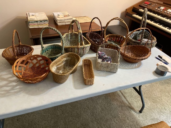 Various sizes and shapes of wicker baskets. Shipping.
