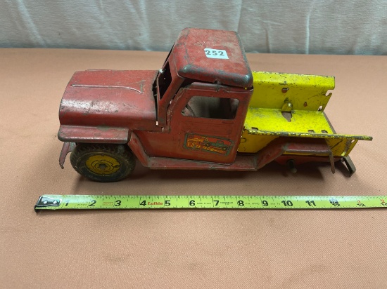 Marx Toys Towing Service Jeep, pressed steel, missing rear tire.