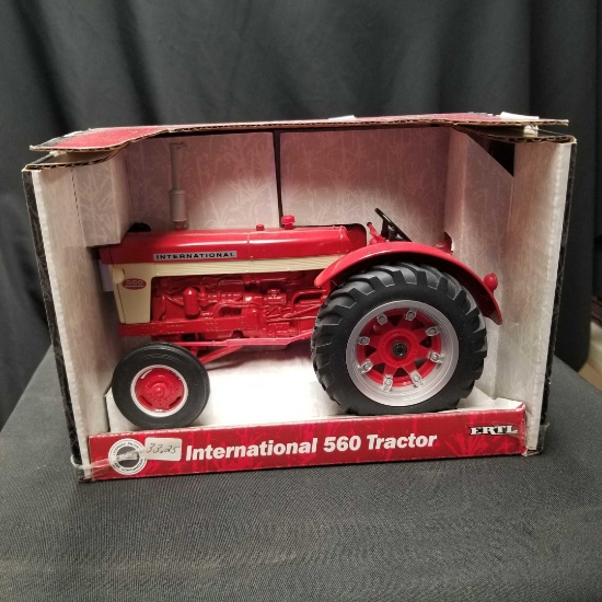 1/16 Ertl International 560 tractor-NIB