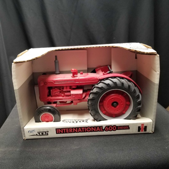 16 Scale Ertl International 600 Diesel Tractor-NIB