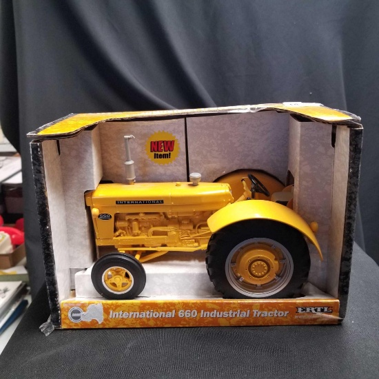 1/16 Scale Ertl IH 660 Industrial Tractor-NIB