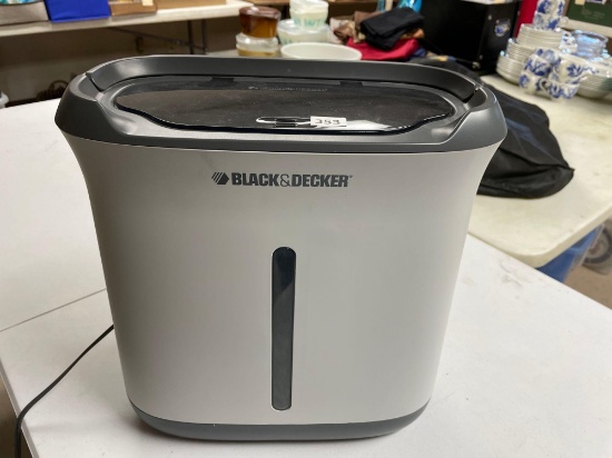 Black & decker paper shredder. NO SHIPPING AVAILABLE ON THIS LOT! PICK UP ITEM ONLY!