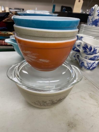 4 pyrex mixing bowls. NO SHIPPING AVAILABLE ON THIS LOT! PICK UP ITEM ONLY!