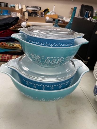 4 pyrex mixing bowls-2 with lids. NO SHIPPING AVAILABLE ON THIS LOT! PICK UP ITEM ONLY!