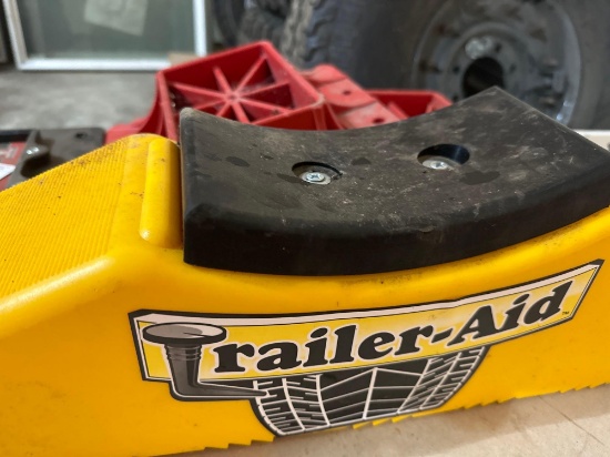 TRAILER WHEEL CHOCK/ LIFT