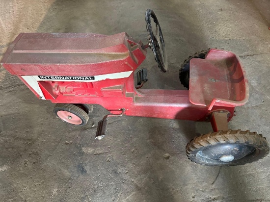 INTERNATIONAL "66" SERIES PEDAL TRACTOR