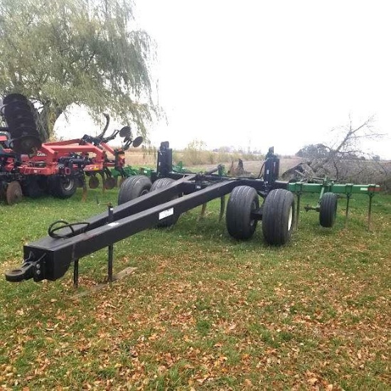 JOHN DEERE "900" V-RIPPER w/ ELK CREEK CARRIER