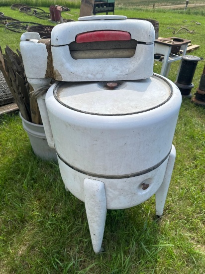 MAYTAG WRINGER WASHER MACHINE, RED LEVER