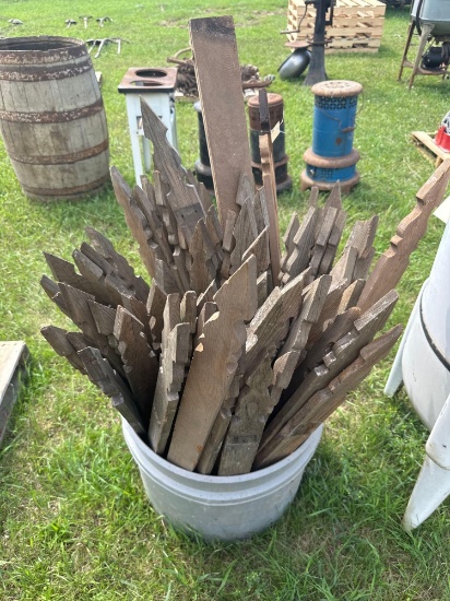 VINTAGE DECORATIVE PICKET FENCE UPRIGHTS