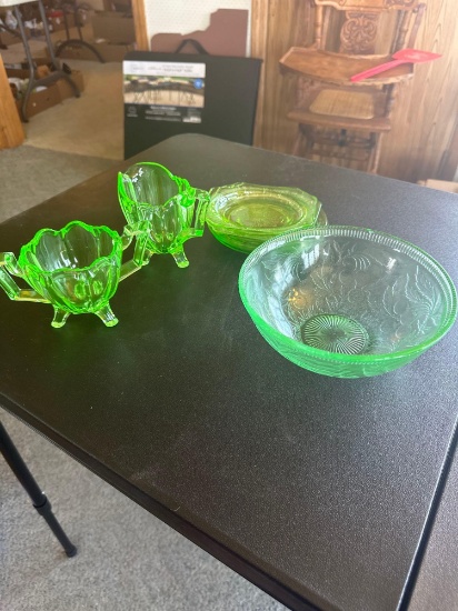 Green cherries pattern uranium vaseline bowl, green vaseline uranium creamer/sugar, etc.... Shipping