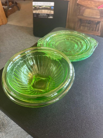 Vintage uranium vaseline large green ribbed glass bowl, green depression mixing bowl, green