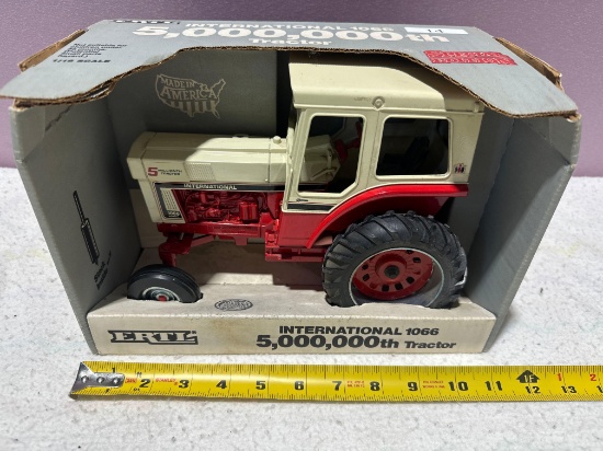 1/16 IH 1066 toy tractor