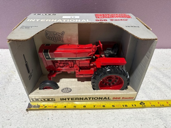 1/16 International 966 toy tractor