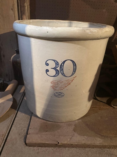 Redwing 30 gallon crock. Excellent condition!!!!!