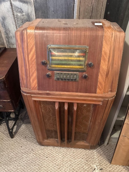 Anateur Aircraft vintage floor model radio.