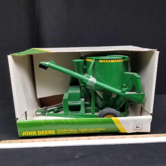 1/16 Scale Ertl JD Grinder /Mixer-NIB