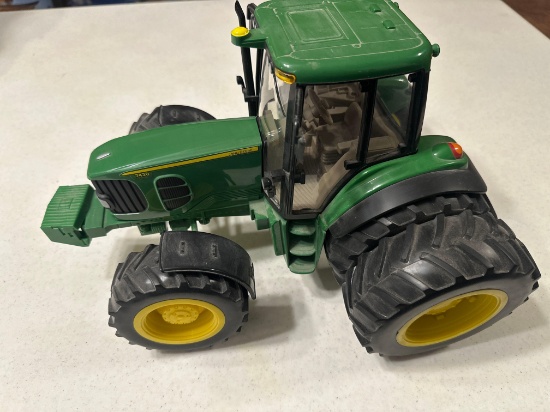 JD Toy tractor