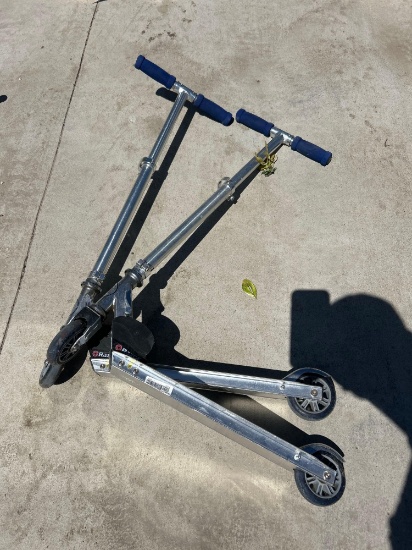2] RAZOR SCOOTERS