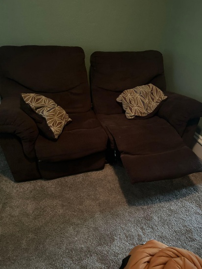 Reclining loveseat with 2 pillows