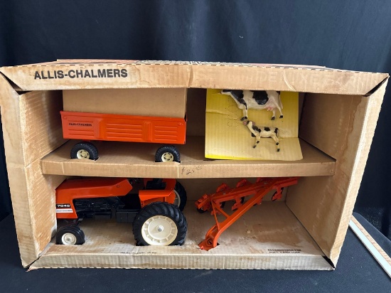 Ertl 1/16th Scale Allis Chalmers Machinery set with DeLux Barn - NOS