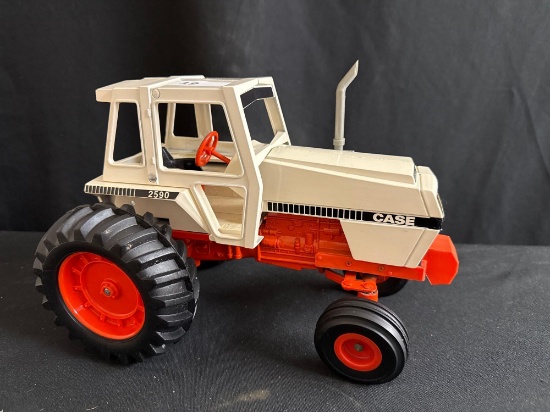Ertl 1/16th Scale Case 2590 Tractor