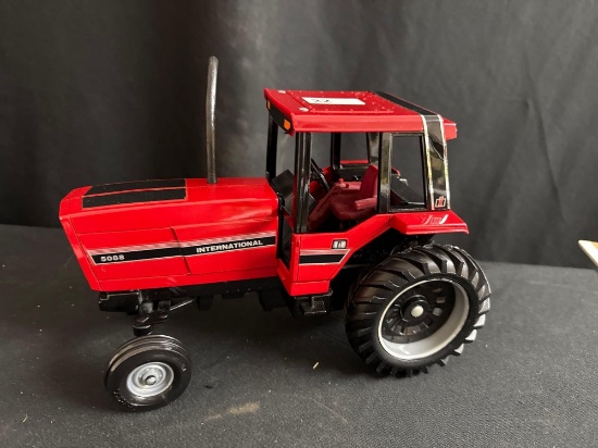Ertl 1/16th Scale International 5088 Tractor