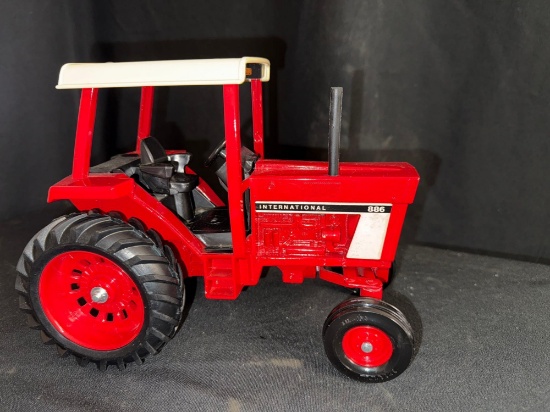 Ertl 1/16th Scale International 886 Tractor
