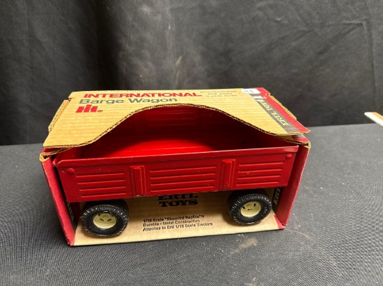 1/16th Scale Ertl International Barge Wagon in box